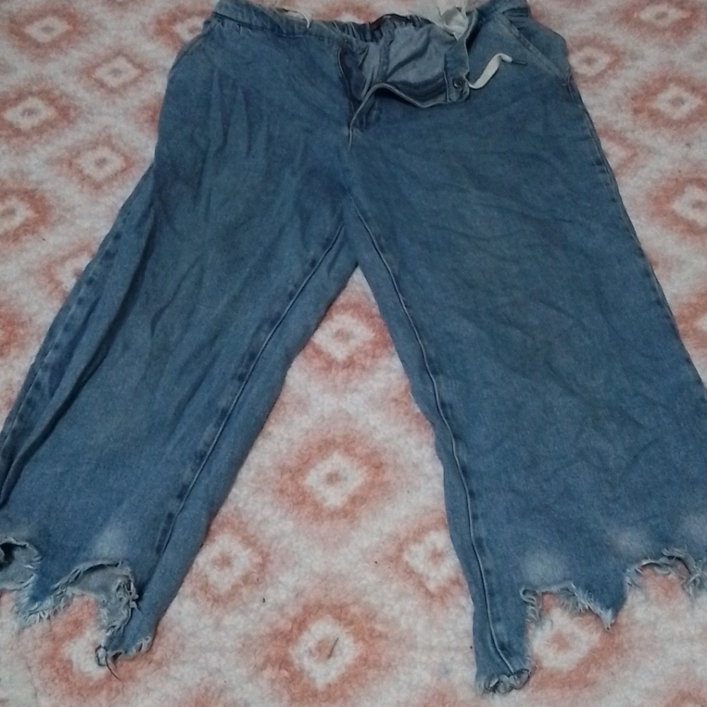 Ripped baggy jeans